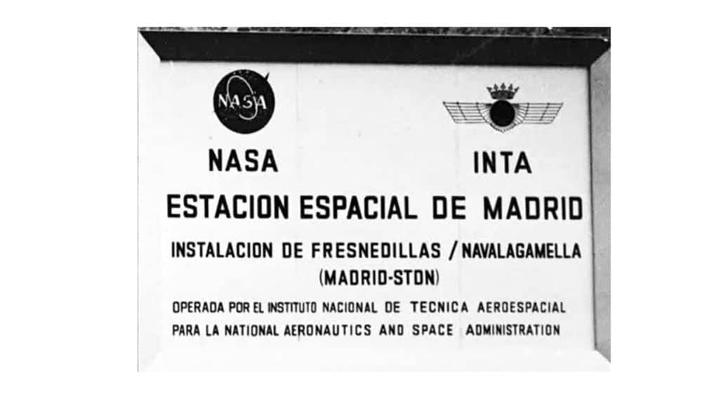 Cartel en blanco y negro con los logotipos de la NASA y el INTA, en el que se lee Estación Espacial de Madrid, que detalla la estación de Fresnedillas/Navalagamella operada por el instituto aeroespacial español y la NASA.