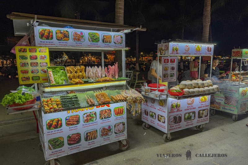 Puestos en el mercado nocturno de Hoi An