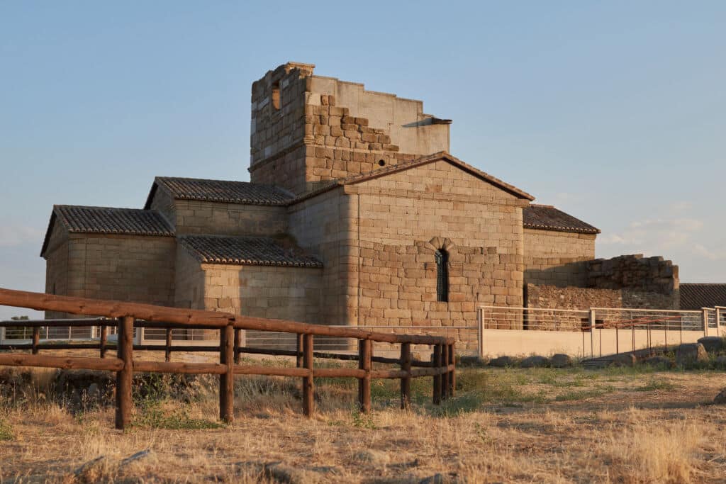 Sendero de Melque y ermita de Santa María de Melque (Toledo).