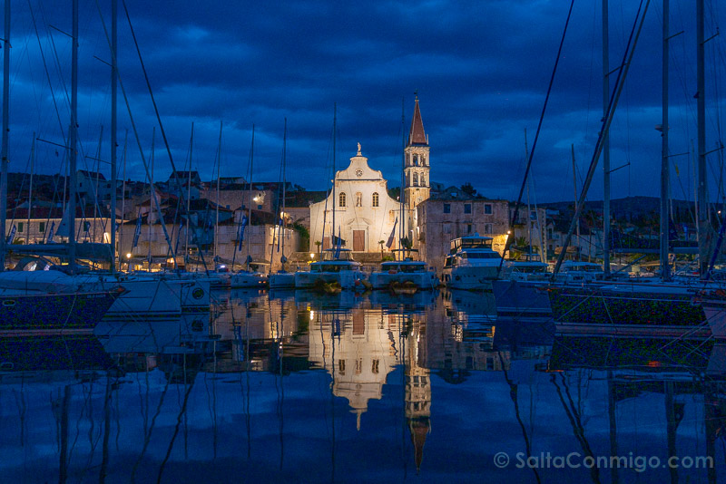 Catamaran Croacia Milna Hora Azul