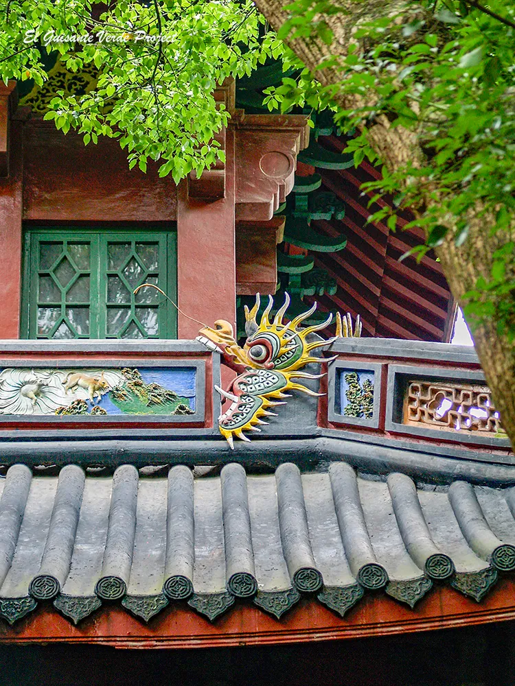 Templo Lingyin, cabeza de dragón - Hangzhou, China Templo Lingyin, cabeza de dragón - Hangzhou, China, por El Guisante Verde Project