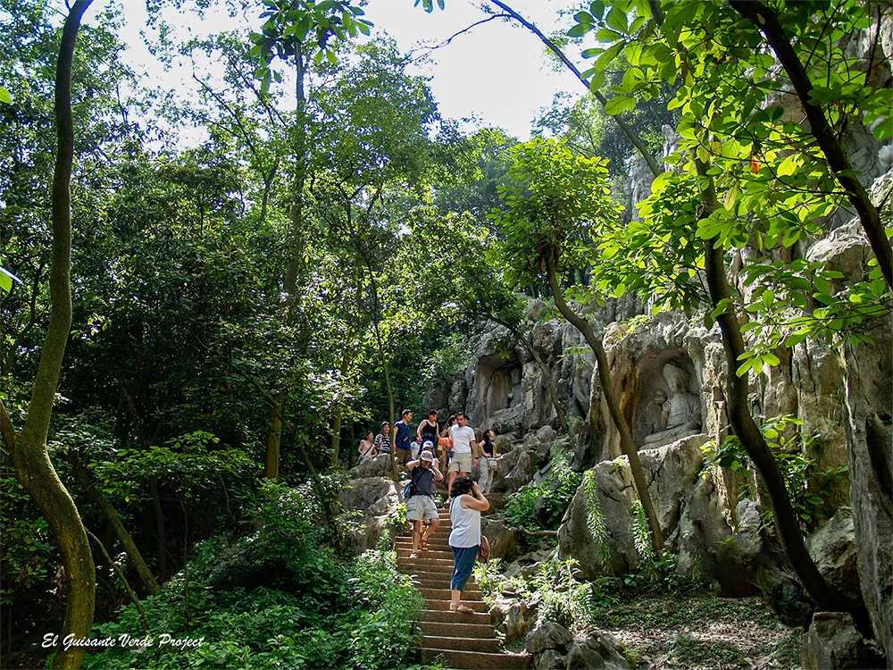 Templo Lingyin, escaleras recorrido de Feilai Feng - Hangzhou, China Templo Lingyin, escaleras recorrido de Feilai Feng - Hangzhou, China, por El Guisante Verde Project