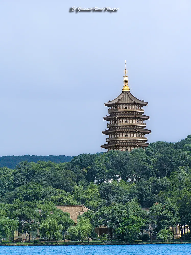 Pagoda Leifeng, en Lago del Oeste - Hangzhou, China Pagoda Leifeng, en Lago del Oeste - Hangzhou, China, por El Guisante Verde Project