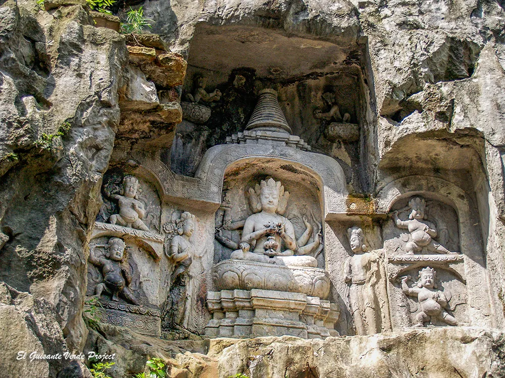 Feilai Feng, estatua de Ushnishavijaya, dinastía Yang - Hangzhou, China Feilai Feng, estatua de Ushnishavijaya, dinastía Yang - Hangzhou, China, por El Guisante Verde Project