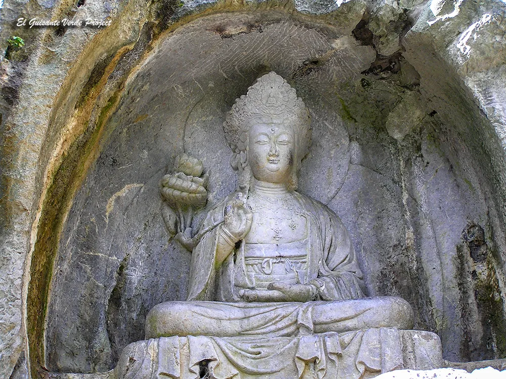 Feilai Feng, Bodhisattva Mahasthamaprapta con flor de loto - Hangzhou, China Feilai Feng, Bodhisattva Mahasthamaprapta con flor de loto - Hangzhou, China, por El Guisante Verde Project