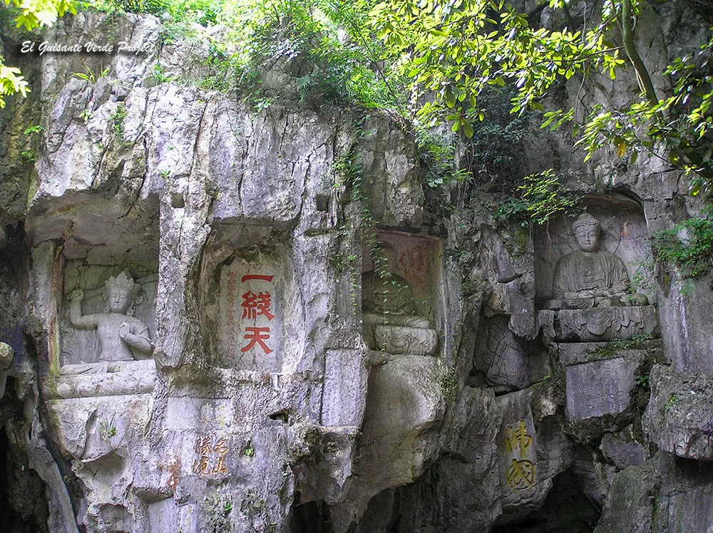 Feilai Feng, entrada a la Cueva del Hilo del Cielo - Hangzhou, China Feilai Feng, entrada a la Cueva del Hilo del Cielo - Hangzhou, China, por El Guisante Verde Project