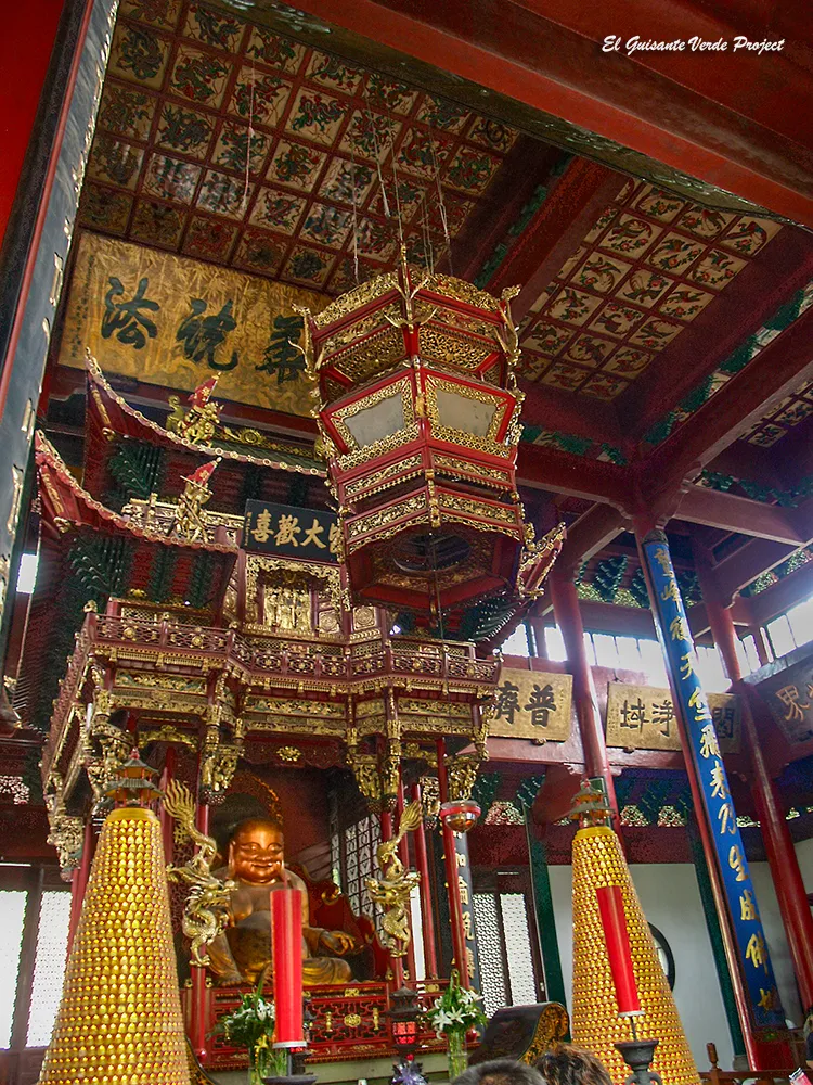 Templo Lingyin, Maitreya del Salón Cuatro Reyes Celestiales - Hangzhou, China Templo Lingyin, Maitreya del Salón Cuatro Reyes Celestiales - Hangzhou, China, por El Guisante Verde Project