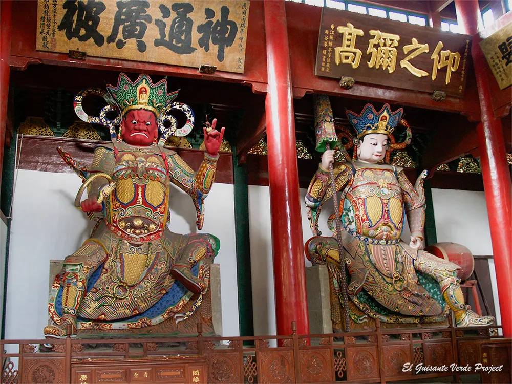 Templo Lingyin, Virūpākṣa y Vaiśravaṇa del Salón Cuatro Reyes Celestiales - Hangzhou, China Templo Lingyin, Virūpākṣa y Vaiśravaṇa del Salón Cuatro Reyes Celestiales - Hangzhou, China, por El Guisante Verde Project