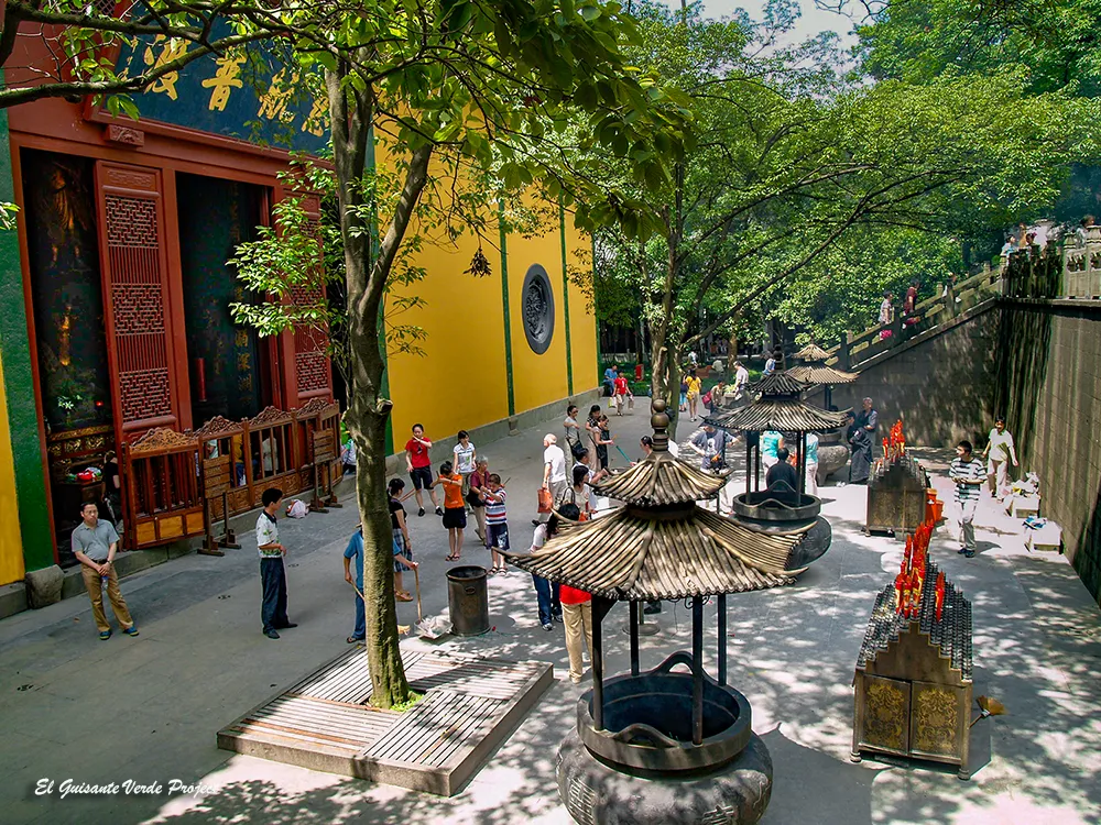 Templo Lingyin, patio principal - Hangzhou, China Templo Lingyin, patio principal - Hangzhou, China, por El Guisante Verde Project