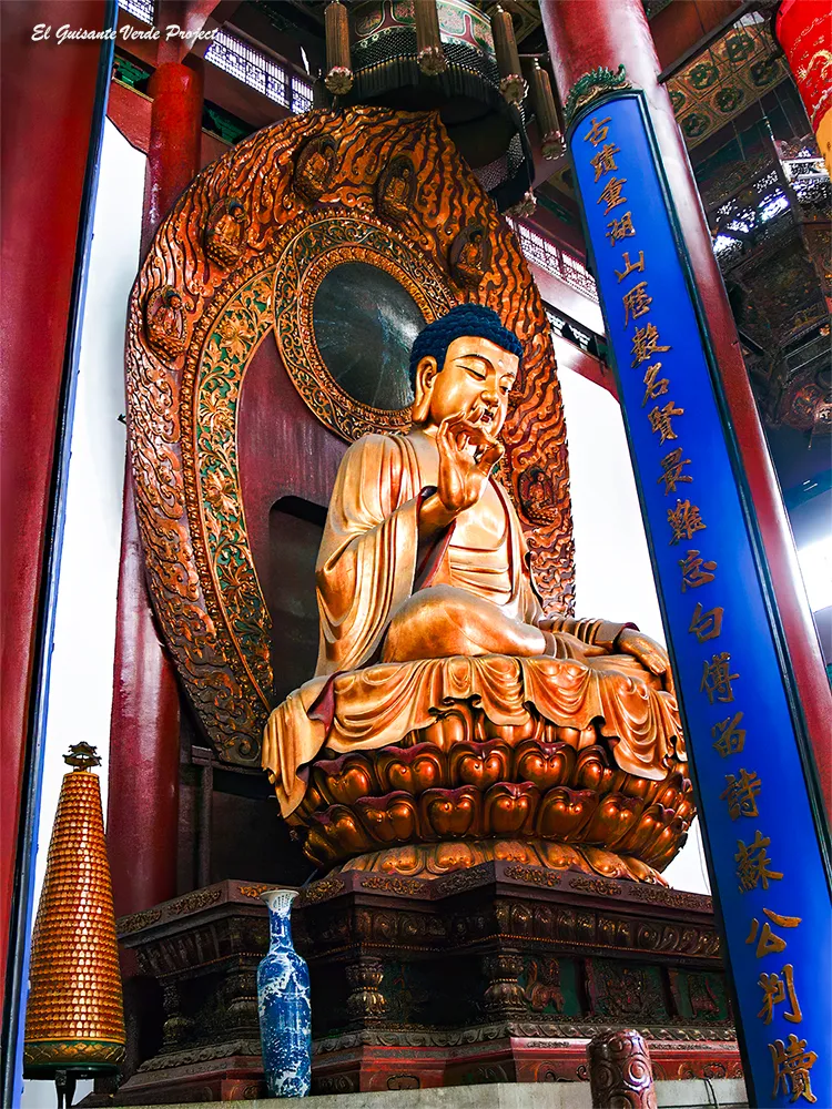 Templo Lingyin, Sakyamuni del Salón Mahavira - Hangzhou, China Templo Lingyin, Sakyamuni del Salón Mahavira - Hangzhou, China, por El Guisante Verde Project