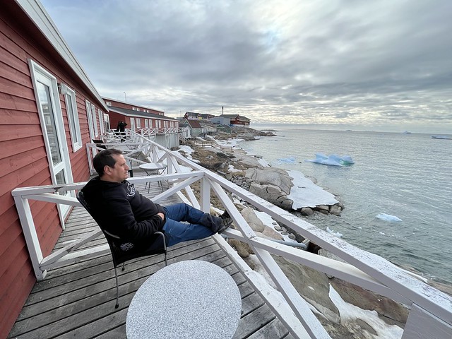 Sele en la terraza de un hotel en Ilulissat (Groenlandia)