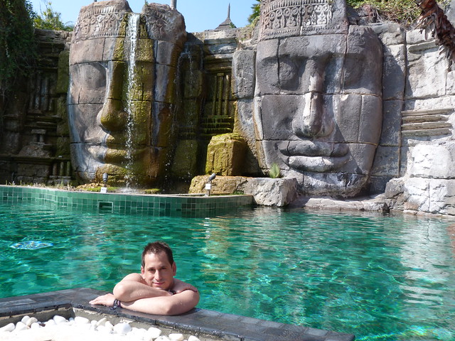 Sele en la piscina del Hotel Asia Garden