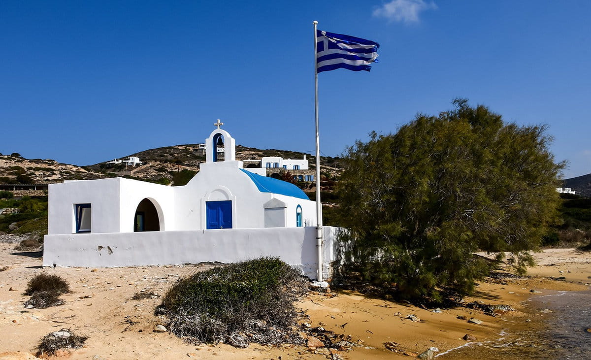 Iglesia frente al mar en Antiparos