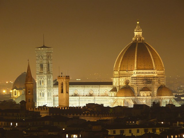 Imagen nocturna de Florencia