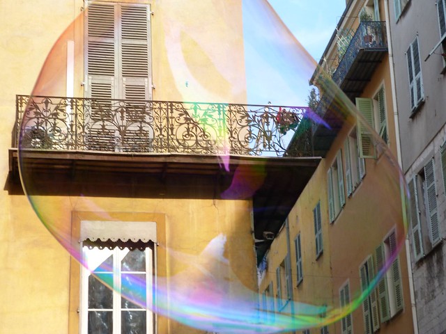 Burbuja en una calle de Niza (Costa Azul, Francia)