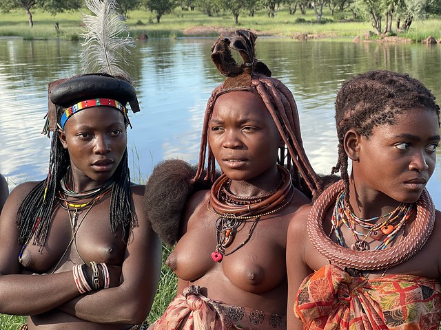 Mujeres hakaona y tua (mucawana y mutwa) en el área de Oncocua (Angola)