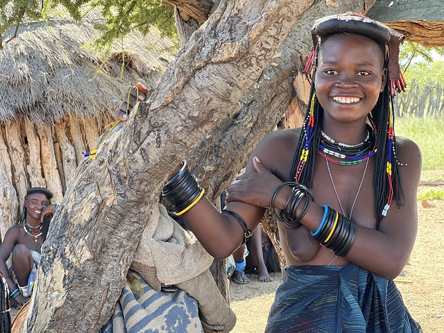 Mujer hakaona en una aldea de Oncocua (Angola)