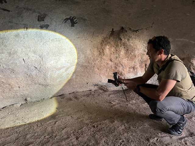 Pedro Cunha en unas cuevas rupestres de Caraculo (Angola)