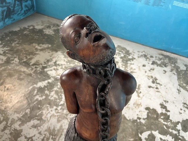Escultura de un esclavo en el Museu Nacional da Escravatura (Museo Nacional de la Esclavitud) de Angola en la capital, Luanda.