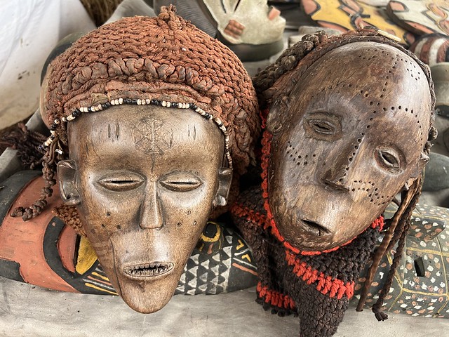 Estas dos máscaras tchokwe que compré en el Mercado de artesanía me las llevé conmigo a casa. 