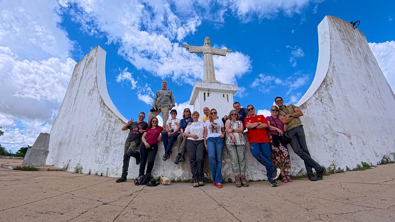 El grupo del viaje en el Cristo redentor de Lubango