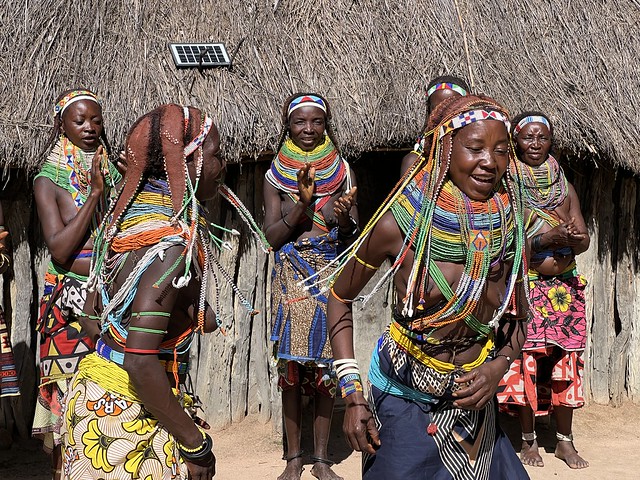Mujeres muhila bailando (Angola)