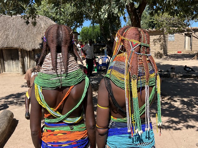 Así son los nontombi o peinados de las mujeres muhila de Angola
