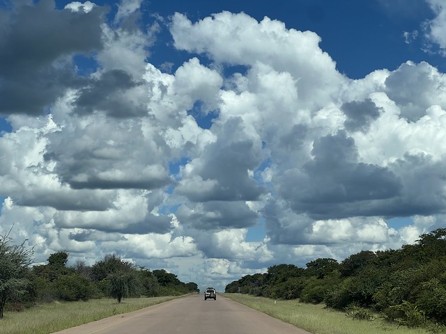De camino a Oncocua (Angola). Aquí la carretera aún estaba en condiciones. 