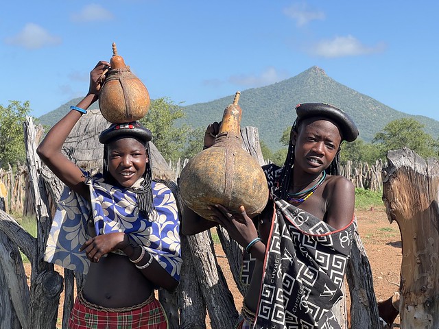 Mujeres hakaona en una aldea de Oncocua (Angola)
