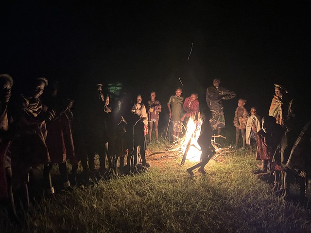 Hoguera con los hakaona danzando y cantando (Oncocua, Angola)