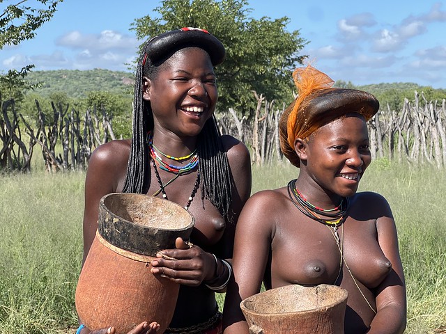 Mujeres hakaona en su aldea o kimbo de Oncocua, Angola