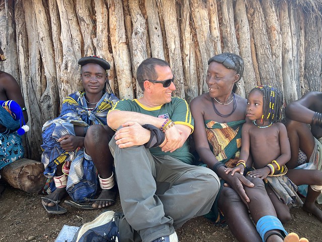 Sele con la etnia hakaona en Oncocua (Angola)