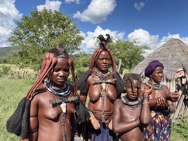 Miembros de la etnia himba en una aldea del área de Oncocua (Angola)
