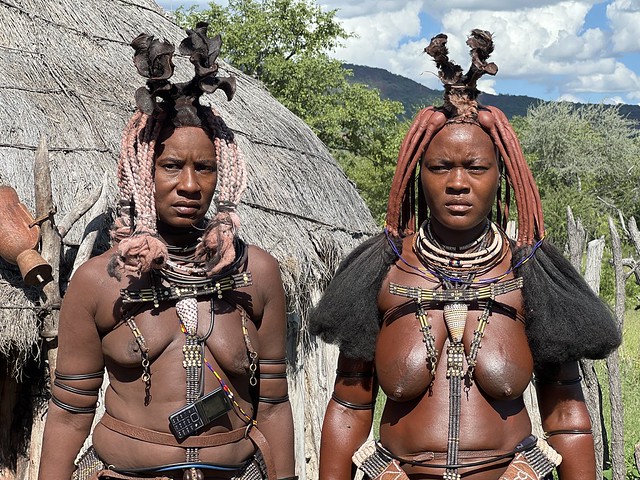 Mujeres himba en una aldea de Oncocua (Angola)
