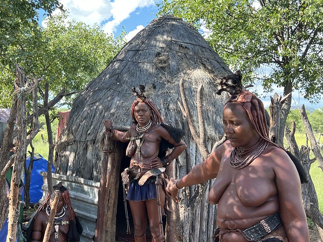 Mujeres en aldea himba (Oncocua, Angola)