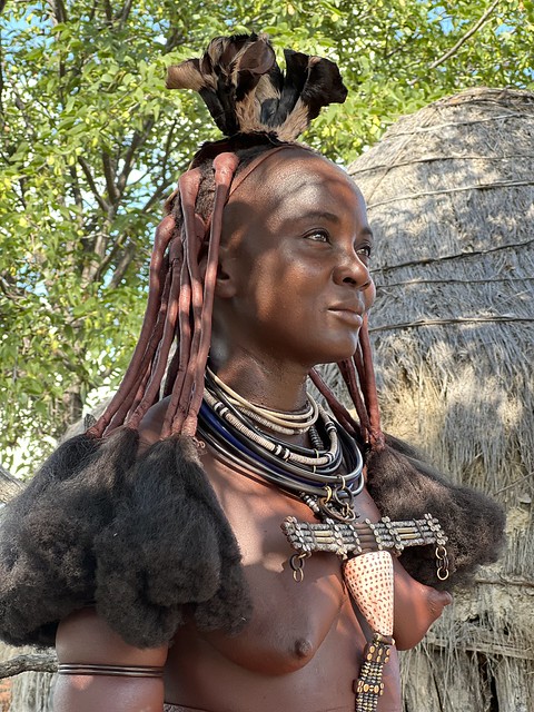 Mujer himba en una aldea de la zona de Oncocua (Angola)