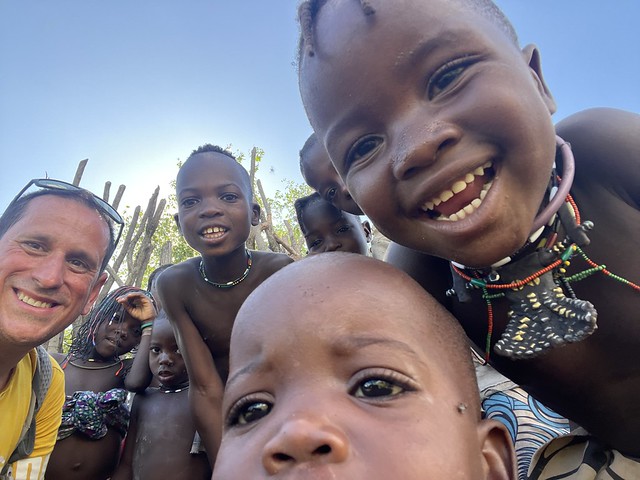 Con los niños himba en Oncocua (Angola)
