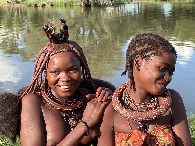 Mujeres Tua en la zona de Oncocua (Angola)