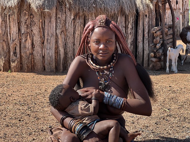 Mujer Tua o Mutua en una aldea de Oncocua (Angola)