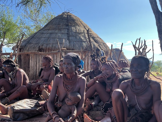 Mujeres de la etnia tua o mutua en una aldea de Oncocua (Angola)