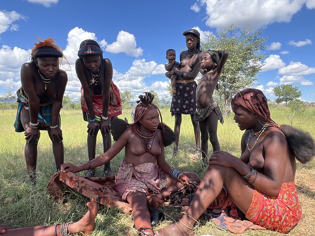 Mujeres tua y hakaona interaccionando (Oncocua, Angola)