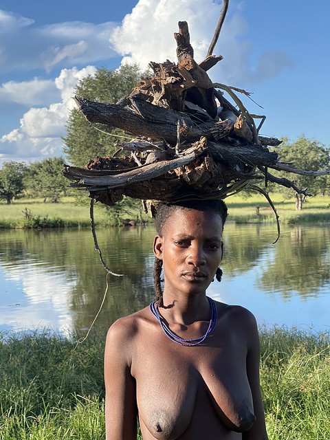 Mujer portando madera en la cabeza (área de Oncocua, Angola)