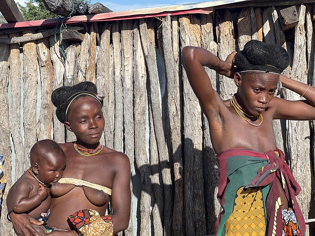 Mujeres Ngendelengo con su peinado tradicional (Angola)