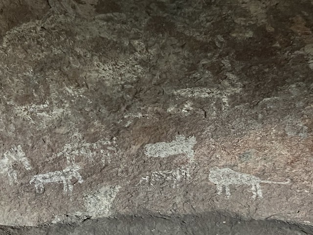 Arte rupestre en un abrigo rocoso de Caraculo (Angola)