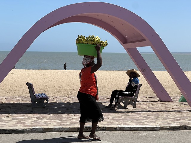 Mujer paseando por la playa en Moçamedes (Namibe, Angola)