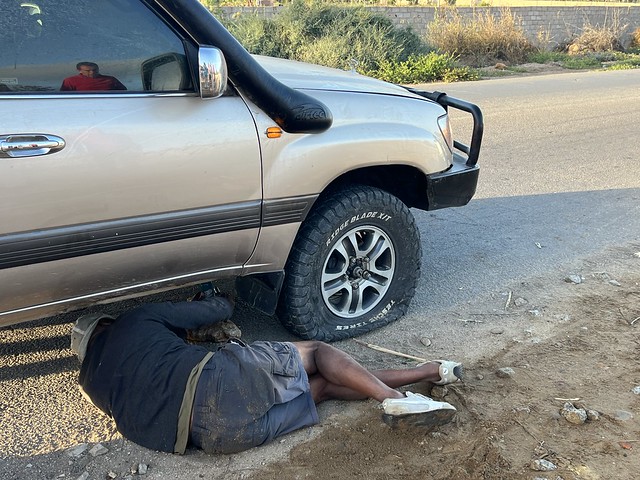 Vehículo averiado camino a la Baía dos Tigres (Angola)