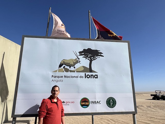 Sele junto al cartel de entrada al Parque nacional de Iona en Angola