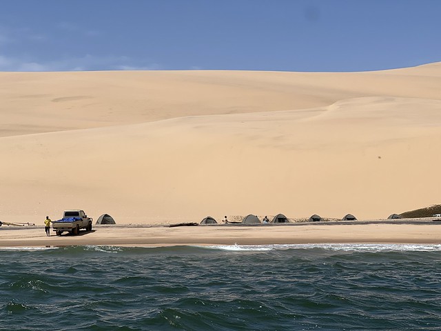 Campamento entre las dunas de la Baía dos Tigres (Angola)