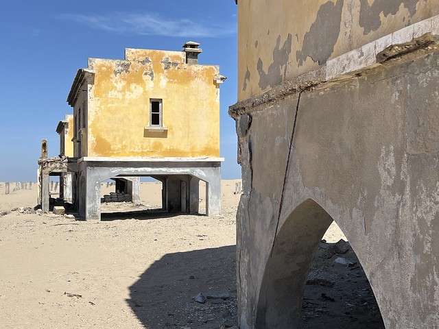 Antiguas casas en Sao Martinho dos Tigres (Ilha dos Tigres, Angola)