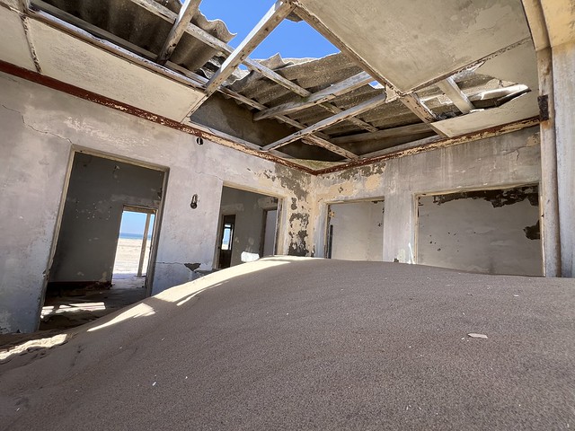 La arena se cuela por los edificios abandonados de la Isla de los Tigres (Angola)